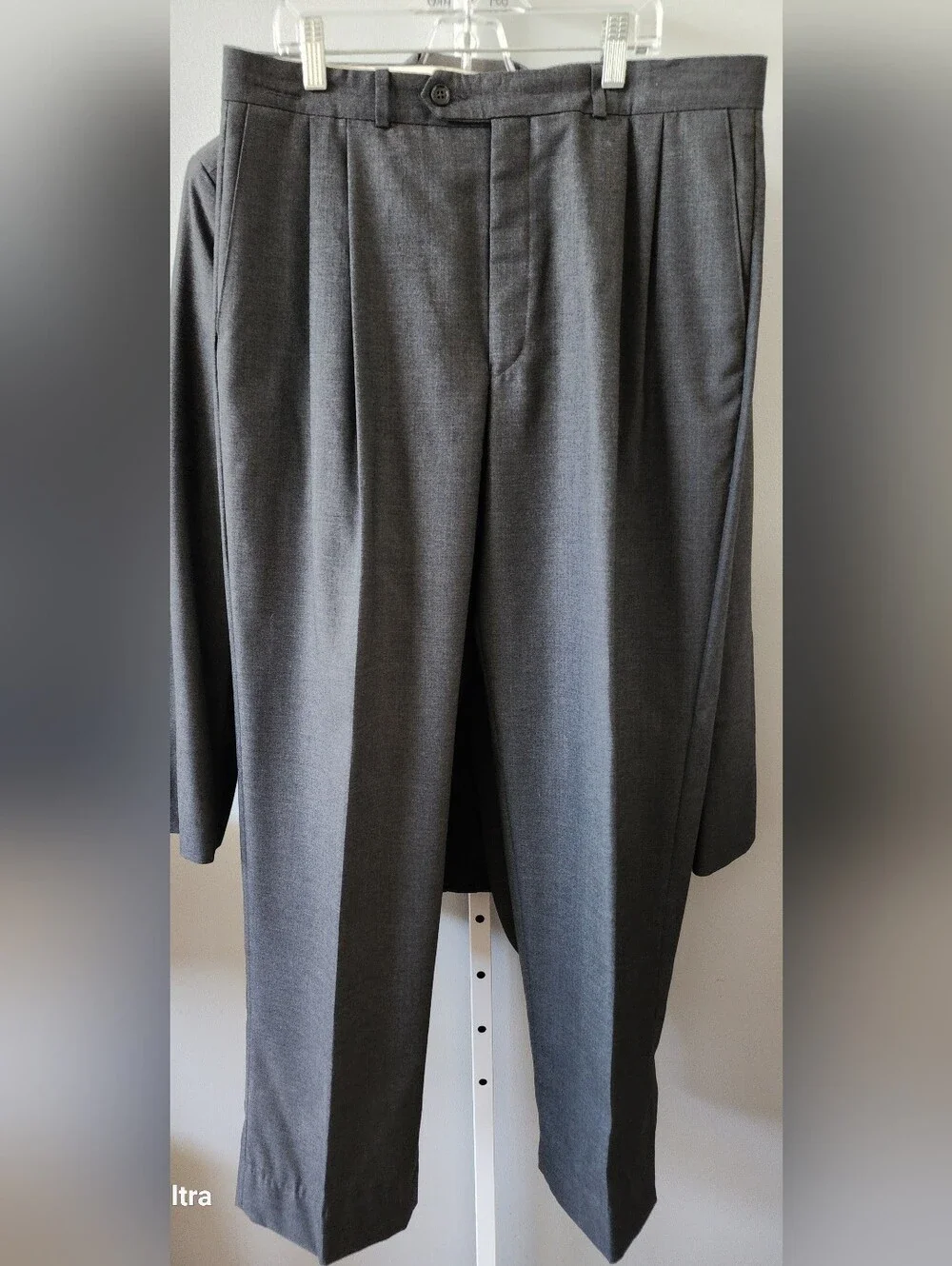 Men's Gray Two-Button Suit - Classic Tailored Look